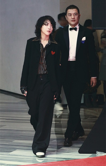 竇靖童終於找對風格了,西裝配條紋復古又高階,冷清氣質太像媽 竇靖童終於找對風格了,西裝配條紋復古又高階,冷清氣質太像媽