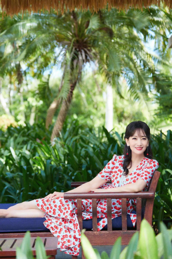 68歲的趙雅芝真凍齡,穿蘋果裙,配櫻桃耳環,宛如28歲年輕小姑娘 68歲的趙雅芝真凍齡,穿蘋果裙,配櫻桃耳環,宛如28歲年輕小姑娘