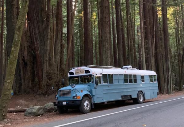 單親媽媽買下2004年舊校車,帶4個孩子在27㎡車內住1年,也是服了 單親媽媽買下2004年舊校車,帶4個孩子在27㎡車內住1年,也是服了