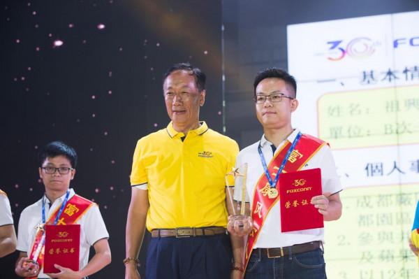 重慶小夥在富士康15年：實習生到經理，獲郭臺銘嘉獎，成風雲人物