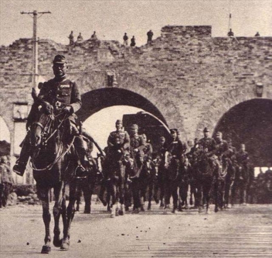 1934年，一女學生放棄明星夢，最終成了潛伏在蔣介石身邊的聽風者