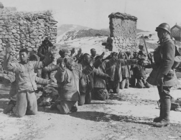 解放前，國軍少將闖入一地下黨房間，拔槍道：我有重要情報給黨