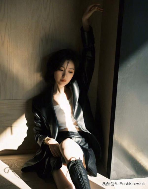 毛曉彤穿黑色系皮大衣要多酷有多酷，春節以後穿，真不錯