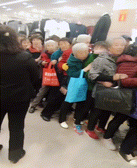 眼力測試！如果你看到的是一群人在游泳，那趕緊去看醫生吧