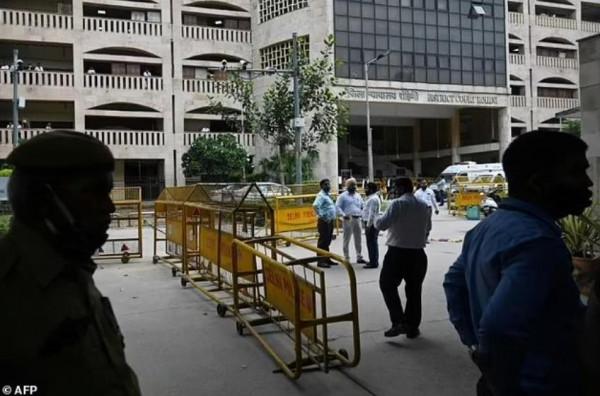 為了報仇,印度兩名殺手偽裝成律師,在法庭裡槍殺了黑幫老大 為了報仇,印度兩名殺手偽裝成律師,在法庭裡槍殺了黑幫老大