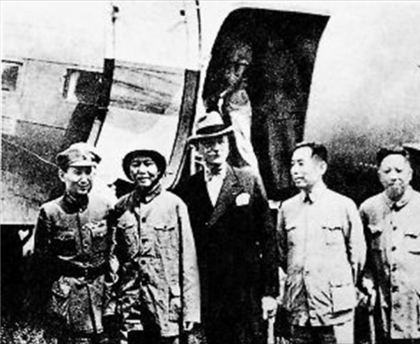 臧克家讀《沁園春·雪》，提出有一字需改，毛主席採納：按你的改