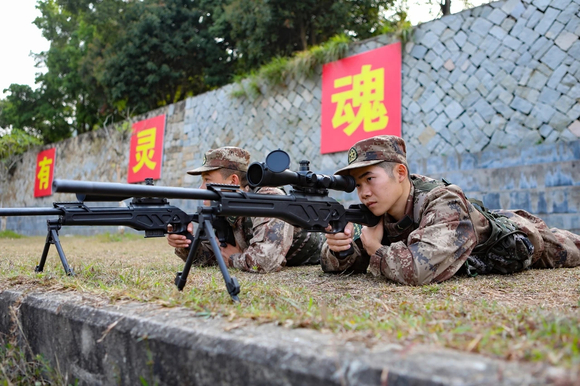 191加202！解放軍雷神突擊隊雙狙組亮相，點338高精大狙一步到位