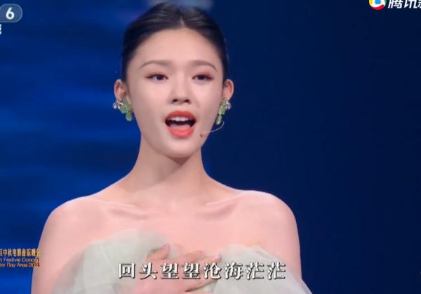 大灣區晚會群星爭奇鬥豔:王菲穿白裙如仙女,趙麗穎素色裙顯身材 大灣區晚會群星爭奇鬥豔:王菲穿白裙如仙女,趙麗穎素色裙顯身材