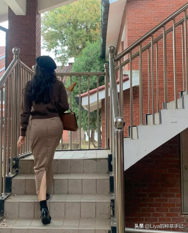 裙子裡還在穿“打底褲”嗎？現在流行這樣穿，美炸了