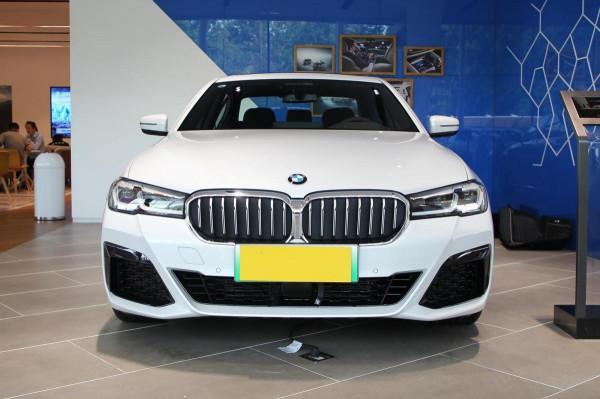 油耗僅1.5L的豪車,軸距超3米1,看車標就有檔次,實拍5系新能源 油耗僅1.5L的豪車,軸距超3米1,看車標就有檔次,實拍5系新能源