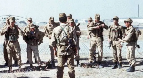 1981年蘇聯集結50萬大軍震撼北約，10天后，中國10萬大軍震撼世界