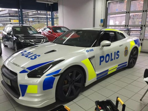 「收藏」一臺並不存在的日產GTR“偽警車”