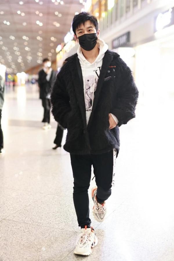 黃曉明還真會穿,衛衣+羊羔毛外套盡顯潮流,秋季他喜歡這些造型 黃曉明還真會穿,衛衣+羊羔毛外套盡顯潮流,秋季他喜歡這些造型