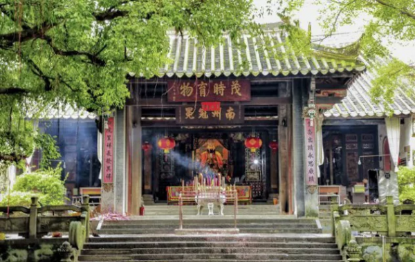 雷州有座千年古祠，全國罕見的五代石人石狗