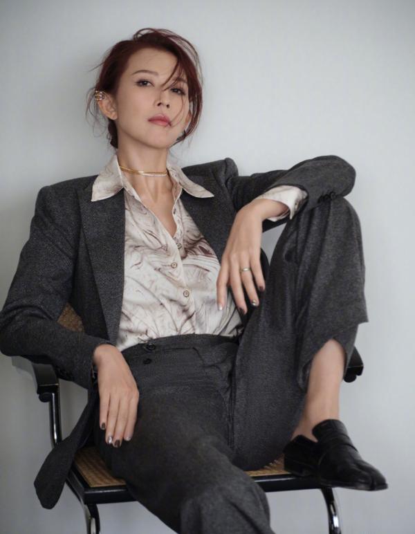 蔡少芬中秋曬全家福，穿古裝跳舞魚尾紋搶鏡，服裝被吐槽像丫鬟