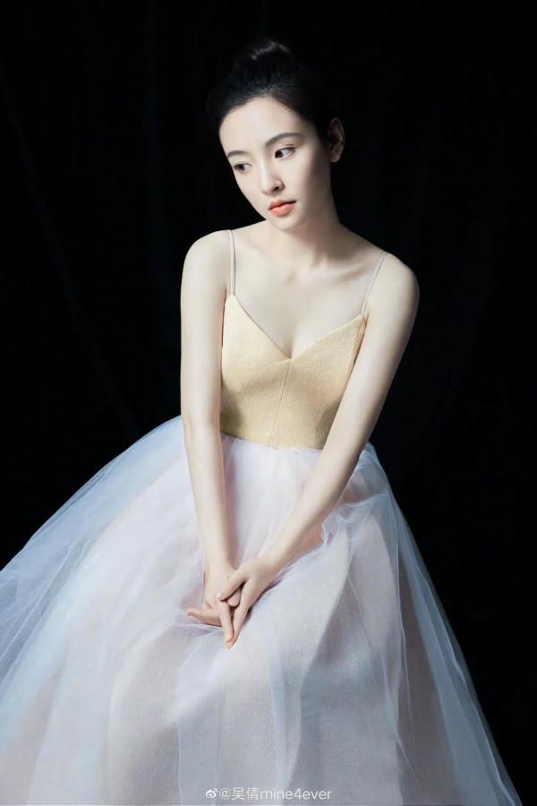 吳倩29歲狀態，優雅端莊