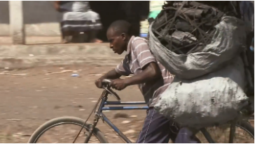 非洲人為了賺錢有多拼？腳踏車載800斤木炭，看著都害怕