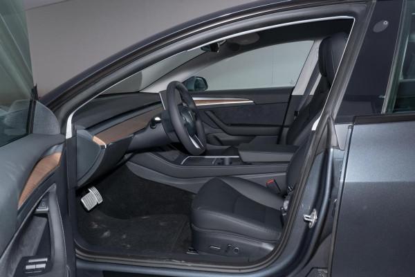 好看又好開的中型車，軸距2875mm，最快3&period;3秒破百，特斯拉Model 3