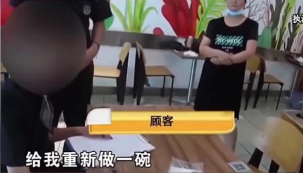 “魚香肉絲”沒有魚肉，女顧客竟怒摔盤子，買老婆餅還得送老婆？
