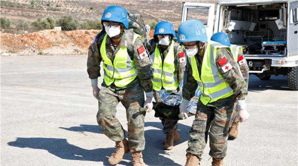 我赴黎維和官兵與外軍開展空中醫療後送演練