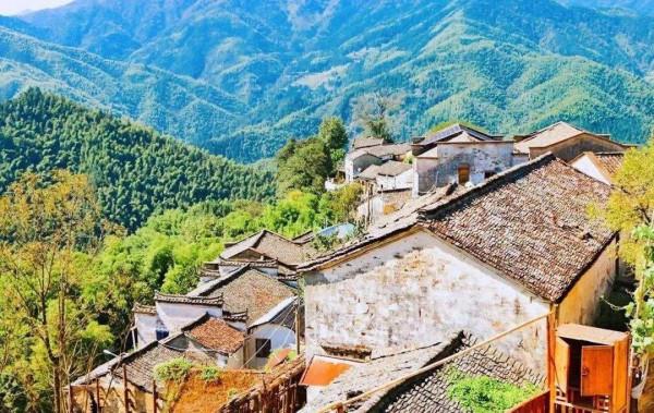 安徽一美麗小眾古村，建在山脊之上，天空景色美不勝收，遊客卻少