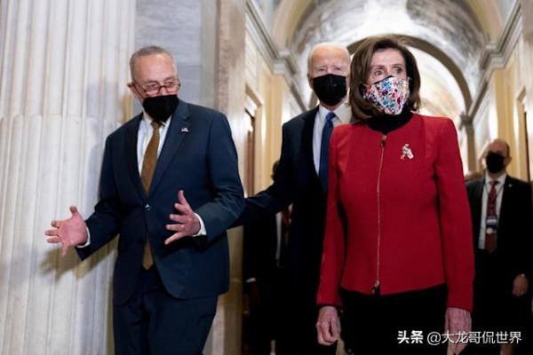 國會暴亂1週年，佩洛西帶頭默哀，她身穿大紅衣服，表情痛苦