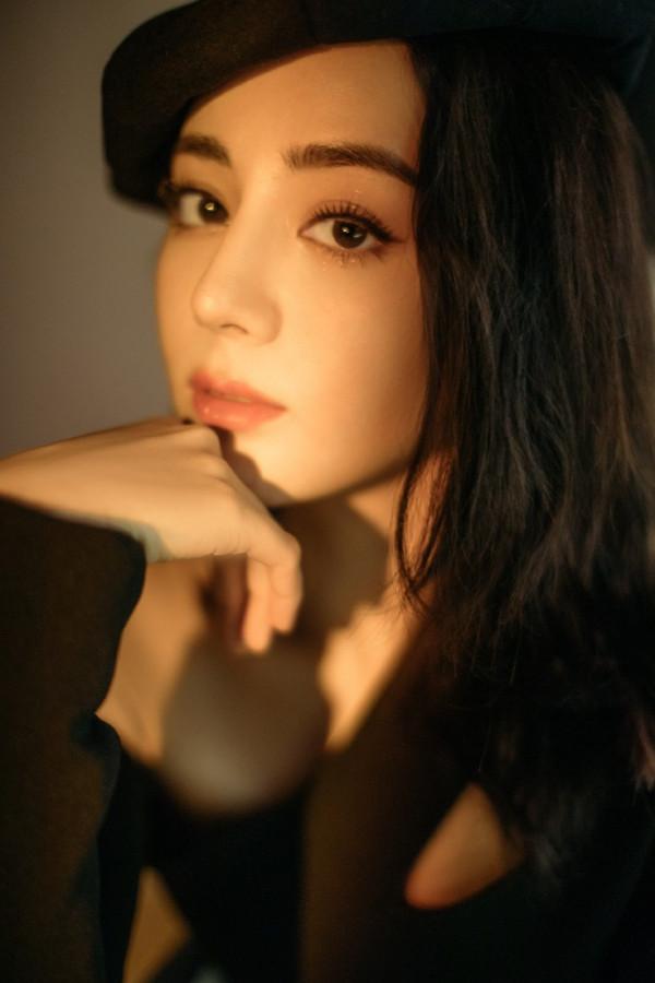 迪麗熱巴黑色斜肩上衣搭短裙秀美腿