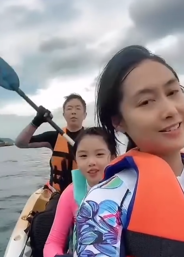 黃貫中中秋曬妻女表達想念，一家三口划船出遊，女兒越長越像朱茵