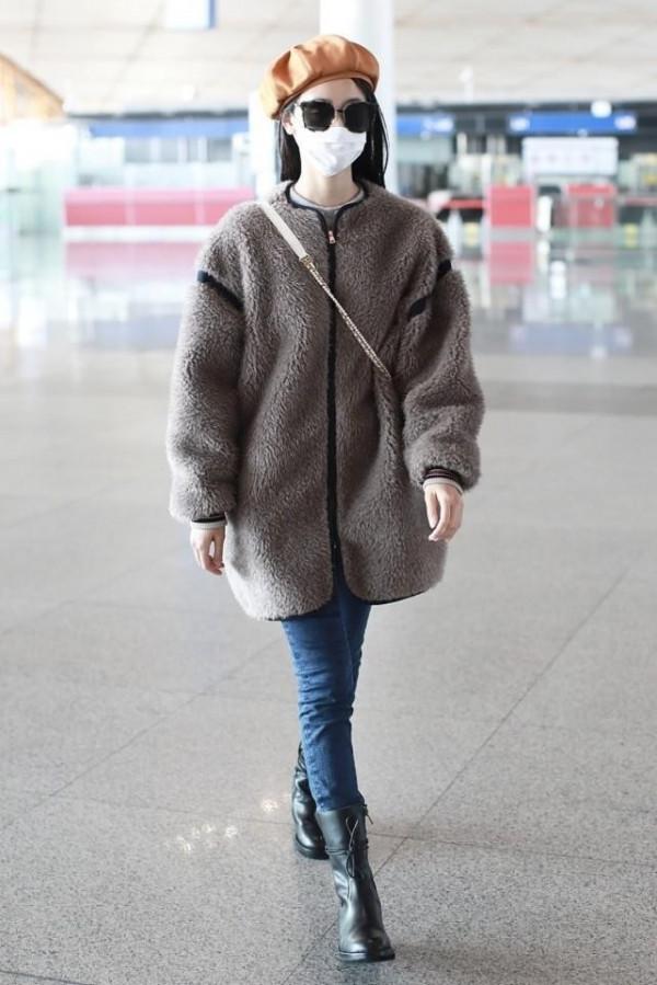 陳都靈的文藝感不是裝的,穿拼色馬甲配貝雷帽,“初戀臉”太迷人 陳都靈的文藝感不是裝的,穿拼色馬甲配貝雷帽,“初戀臉”太迷人