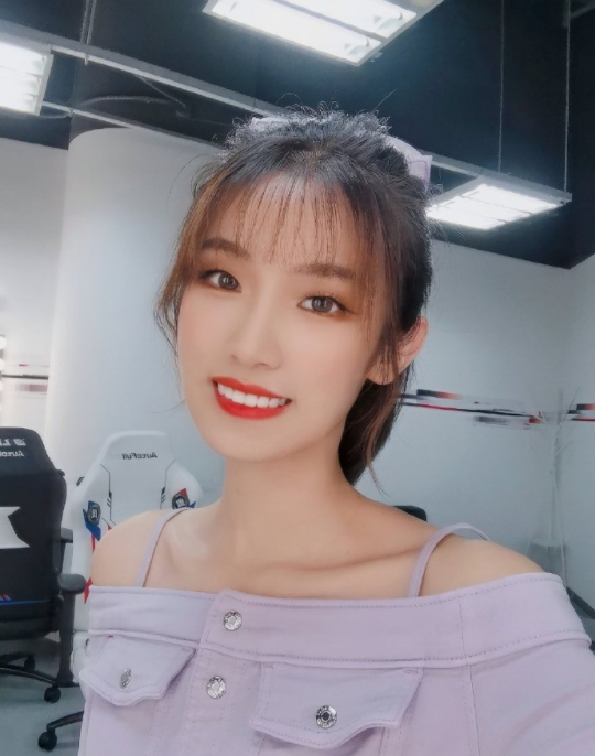 “神仙翻譯”夏安：憑EDG賽後解說火出圈，身份曝光獲眾贊