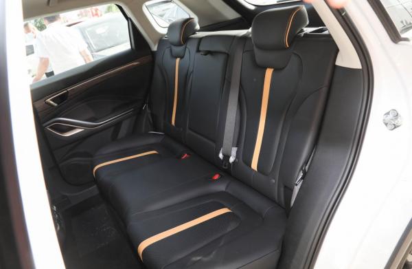 試駕奔騰T55，後排空間一般，配1.5T引擎實力如何？