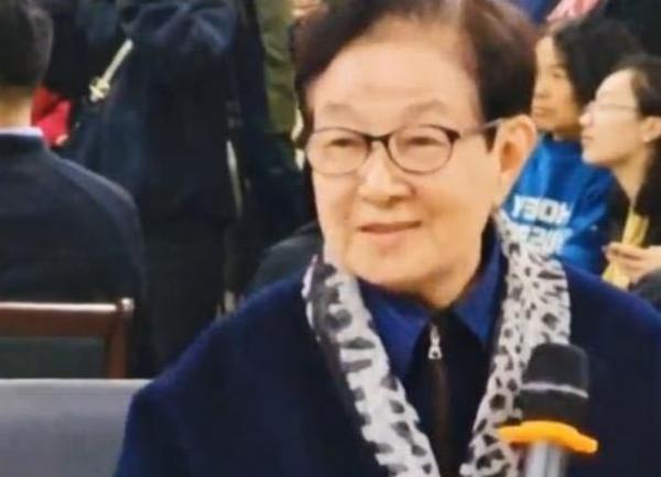 86歲谷建芬與眾弟子慶中秋!飯局上喝紅酒興致高,坐中心位氣色好 86歲谷建芬與眾弟子慶中秋!飯局上喝紅酒興致高,坐中心位氣色好