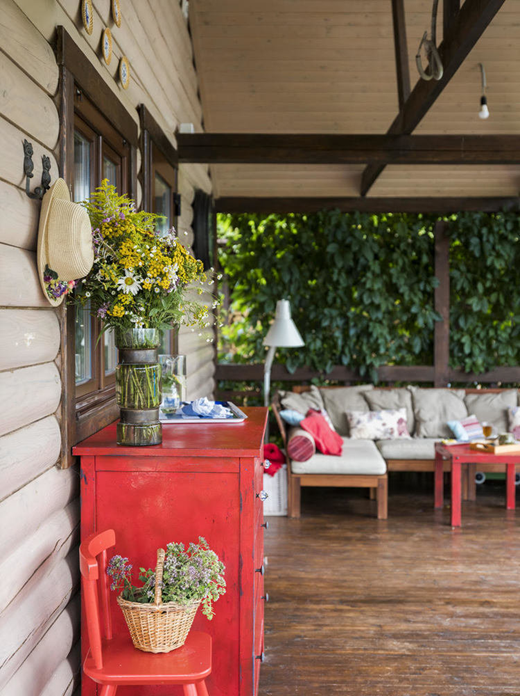 夫妻隱居深山，就地取材造房子，36㎡微型房屋，還帶露臺和桑拿房