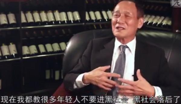 港星有多愛國?鄒兆龍怒斥好萊塢,徐錦江遊重慶解放碑哽咽落淚 港星有多愛國?鄒兆龍怒斥好萊塢,徐錦江遊重慶解放碑哽咽落淚