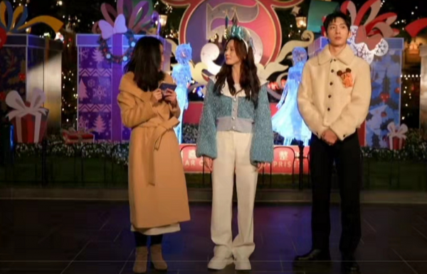 劉詩詩美成迪士尼公主！雪夜露天鵝頸不怕凍，卻被玲娜貝兒搶風頭