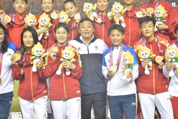 女足聯合隊身披所屬省市隊服領獎 王霜向杜兆才撒嬌：想死你了