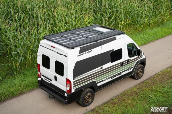 年輕人喜歡啥樣的VANlife房車？這車內建1.85m寬大床，能四季旅行