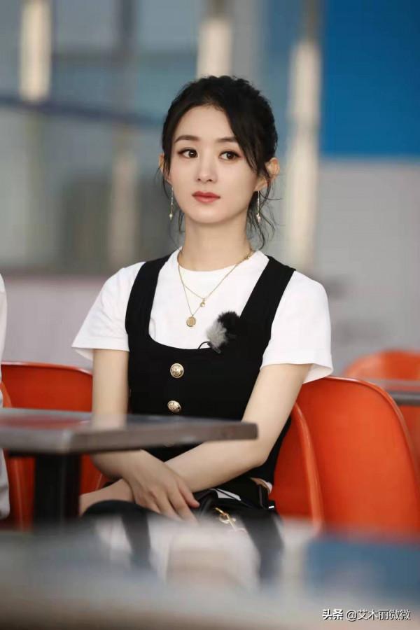 真清純還是“裝”清純？趙麗穎穿襯衫百褶裙扮學生妹，少女感滿滿