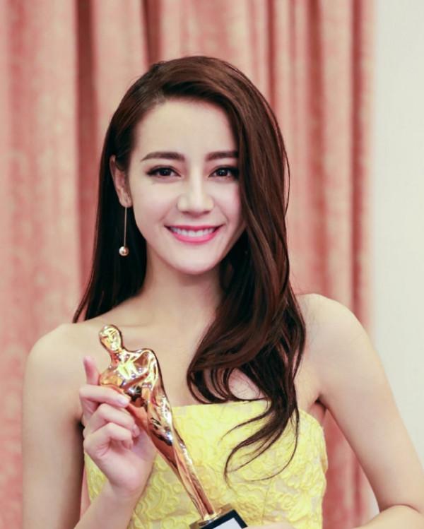 迪麗熱巴師妹曝女明星體重秘密：會報高一點，避免給觀眾帶來焦慮