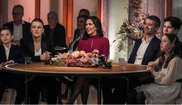 丹麥王室一家六口上電視，王儲妃紅裙驚豔，約瑟芬公主波點裙甜美