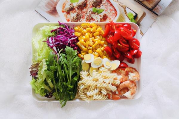 沙拉深受減肥人士的喜愛，好吃還不長胖，無負擔