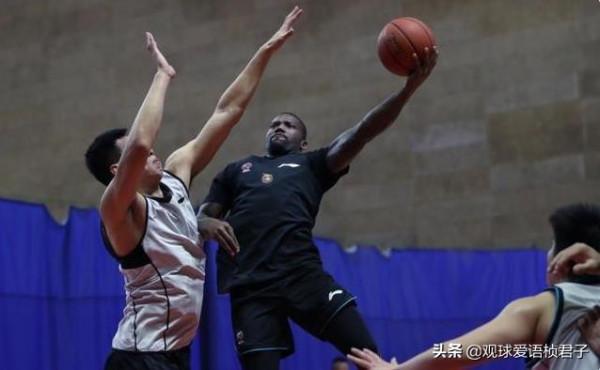 CBA黑馬提前抵達賽區，楊鳴迎來新名帥搭檔，超級外援疑再演鬧劇