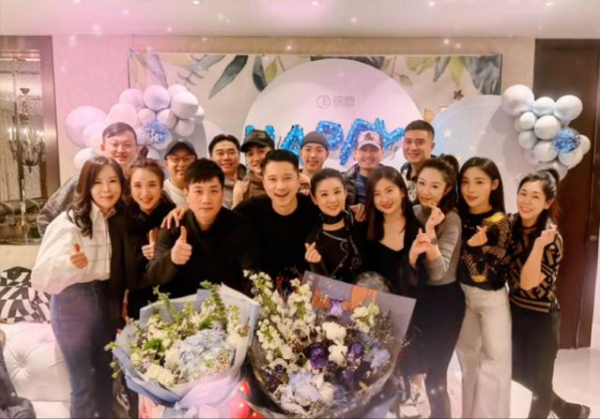 王雷大辦生日宴,二胎正臉首次曝光,李小萌產後20天竟瘦成錐子臉 王雷大辦生日宴,二胎正臉首次曝光,李小萌產後20天竟瘦成錐子臉