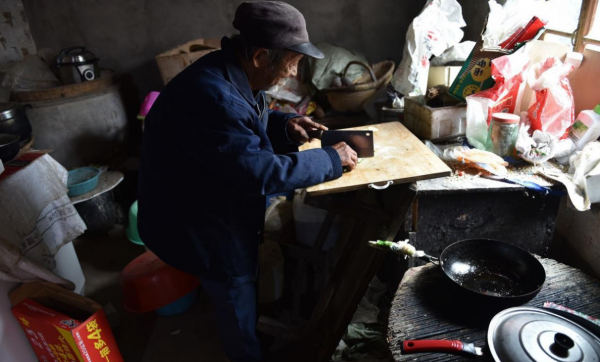 37歲山東小夥用20元娶回新娘，湯勺餵養47年，稱：自己的福分