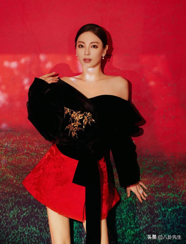 ELLE盛典：關曉彤精修前後差別大，唐嫣髮型糟糕，秦海璐大秀身材