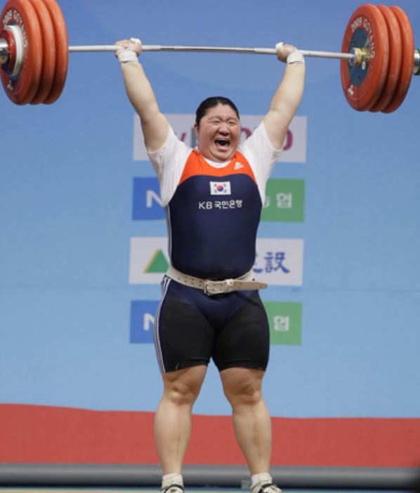 舉重冠軍唐功紅:因75公斤體重被嘲笑,退役後嫁帥老公,婚姻幸福 舉重冠軍唐功紅:因75公斤體重被嘲笑,退役後嫁帥老公,婚姻幸福