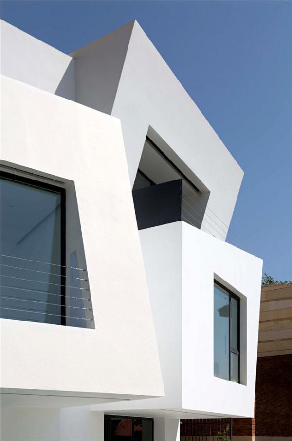 地基不夠,“身高”來湊 / 懸式住宅 地基不夠,“身高”來湊 / 懸式住宅