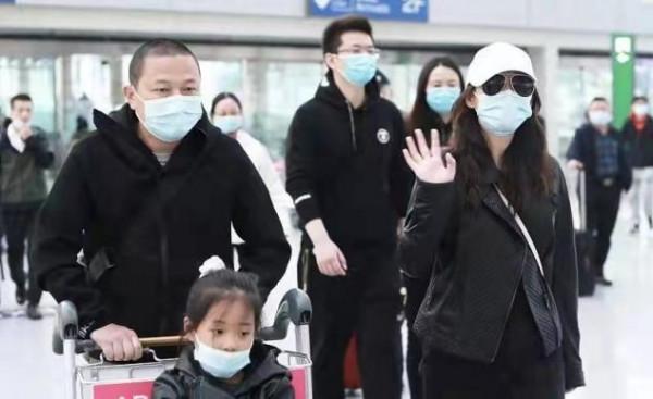 梅婷一家三口走機場，少女扮相不像當媽的人，老公全程帶娃超寵她