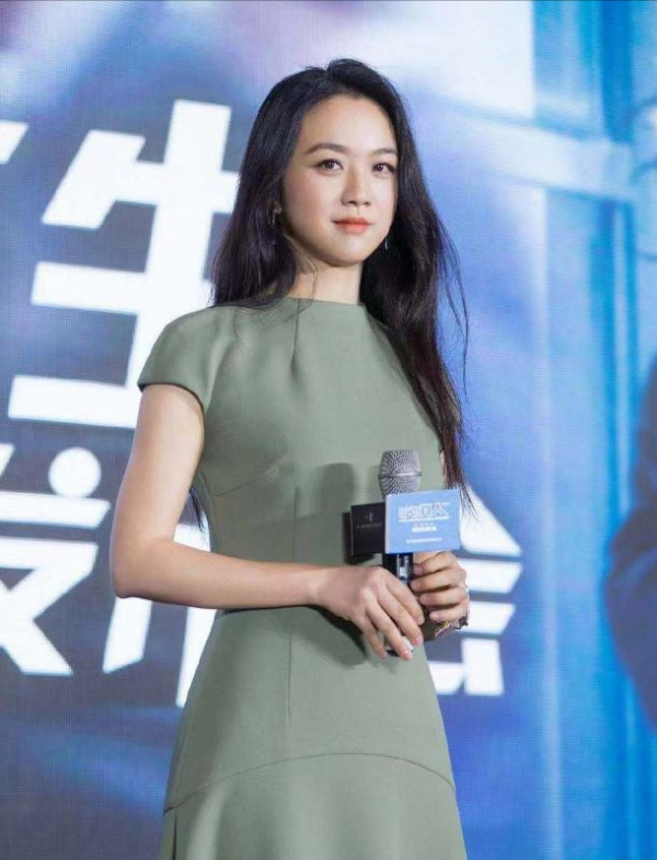 紅色還是得看湯唯穿！一襲工裝連體褲上身，就知道驚豔是什麼感覺