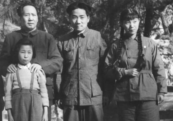 毛主席最愛的外孫，卻一年只能見外公一次，也沒能見主席最後一面